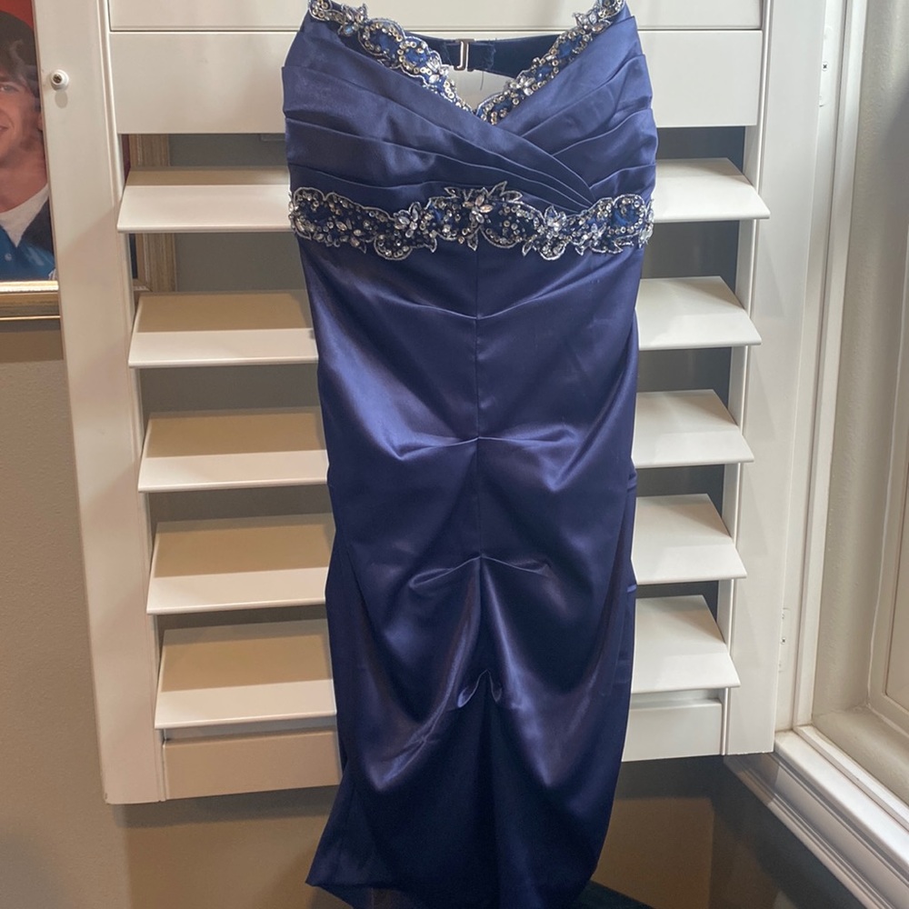 Navy blue homecoming dress. Size 9/10 juniors. Brand is Windsor.